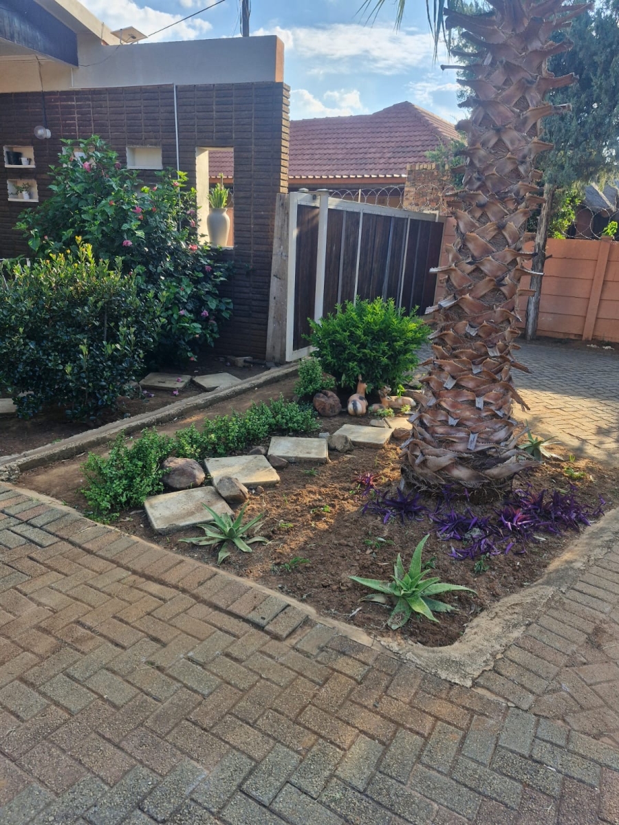 To Let 3 Bedroom Property for Rent in Flamwood North West